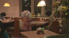 それでも生きていくウェイトレス会釈.jpg