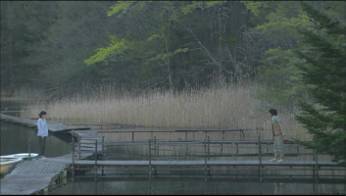 それでも生きていく瑛太満島ひかり池の畔.jpg